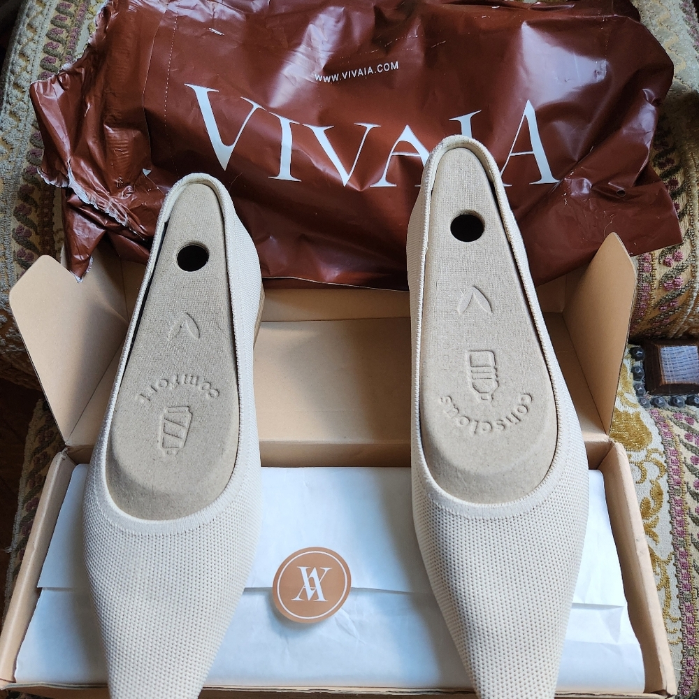 VIVAIA! Brand New In Box! Beautiful Beige Flats! Size 42/10.5!